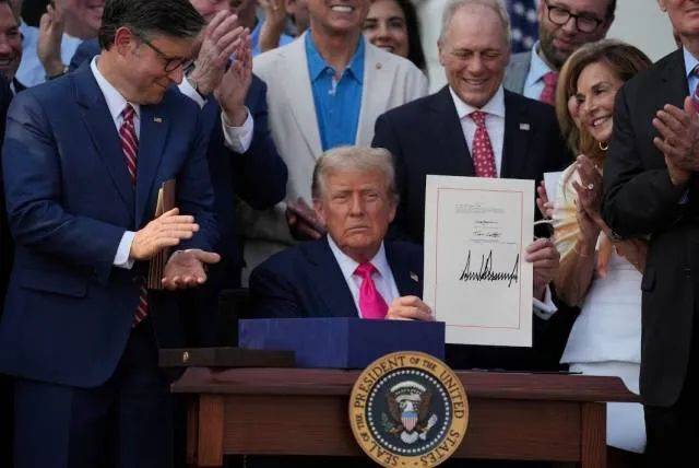 皇冠信用網占成代理_特朗普签署“大而美”法案皇冠信用網占成代理,B-2轰炸机飞跃白宫上空,现场画面→