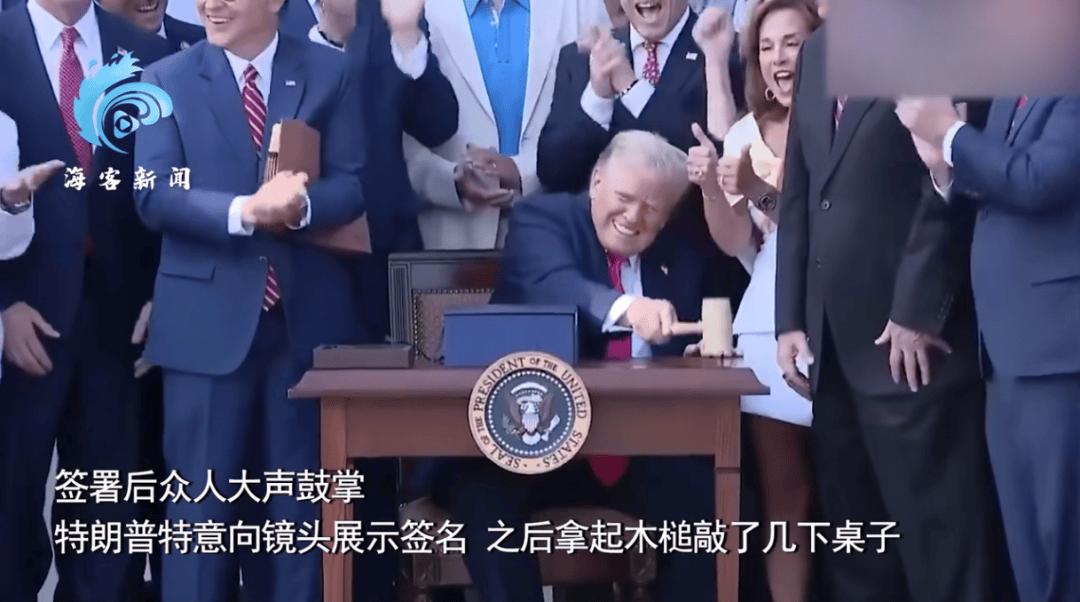 皇冠信用網占成代理_特朗普签署“大而美”法案皇冠信用網占成代理,B-2轰炸机飞跃白宫上空,现场画面→