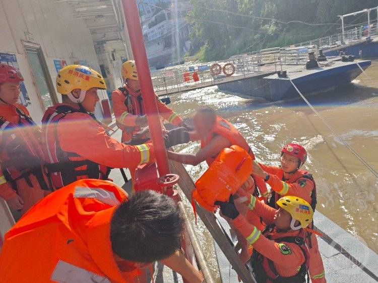 皇冠皇冠代理平台_男子游泳力竭皇冠皇冠代理平台，抱住朝天门码头附近趸船锚链，消防救援