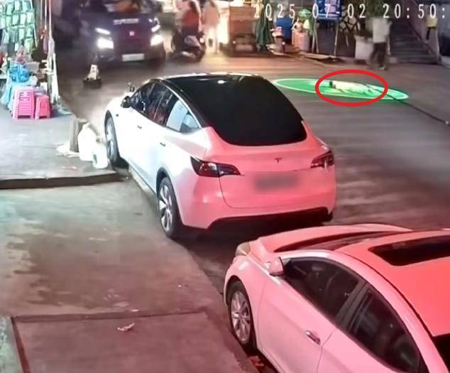 hga030注册_律师解析“幼童躺街上玩耍被碾身亡”：司机不会因视线盲区免责hga030注册，监护人失职也需担责