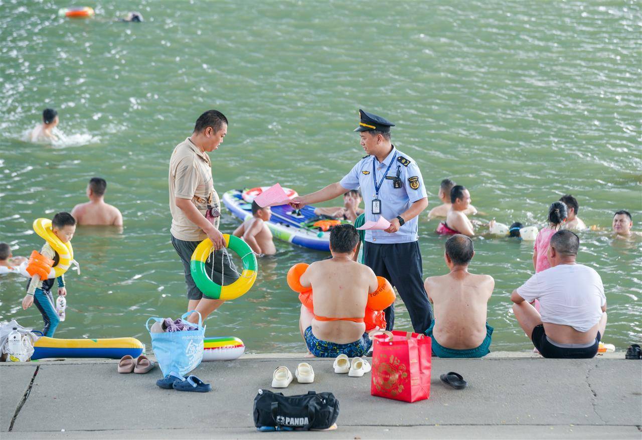 皇冠信用網会员开户_武汉多部门联合行动并提醒市民：远离两江通航水域皇冠信用網会员开户，莫让消暑变险情