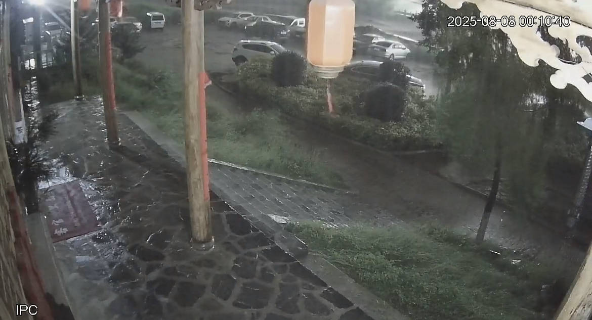 阿根廷职业联赛特别投注_山洪爆发致甘肃榆中一河道涨水3米阿根廷职业联赛特别投注，监控拍下洪水冲走10余辆汽车，1分钟清空停车场