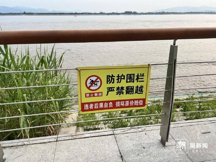 足球外围买球网站_杭州4人下江堤被潮水卷走足球外围买球网站，路人狂喊“抓树枝”，网友拍下惊险一幕