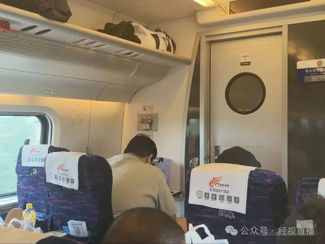 切尔西足球_乘客吐槽高铁邻座400斤男子致拥挤切尔西足球,12306回应:无法预知乘客体型,“建议现场协商换座”