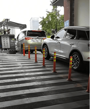 哥斯达黎加乙组联赛_成都一车主不缴停车费致出口堵塞哥斯达黎加乙组联赛，物业：对方称不开发票就不缴费，屡次发生，已报案