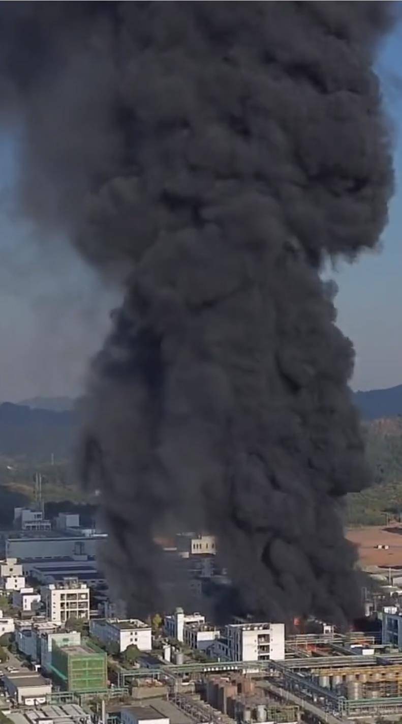 正版皇冠信用盘开户_黄山市一化工园区工厂失火正版皇冠信用盘开户，现场浓烟滚滚并伴随有爆炸声，当地紧急救援